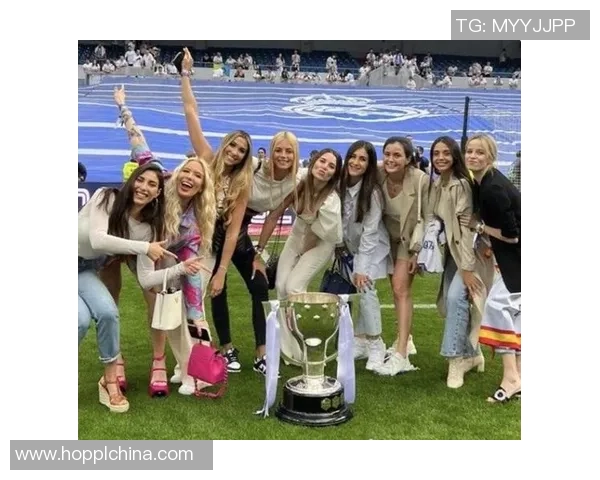 美女足球明星同框合影展现运动魅力与青春风采的精彩瞬间