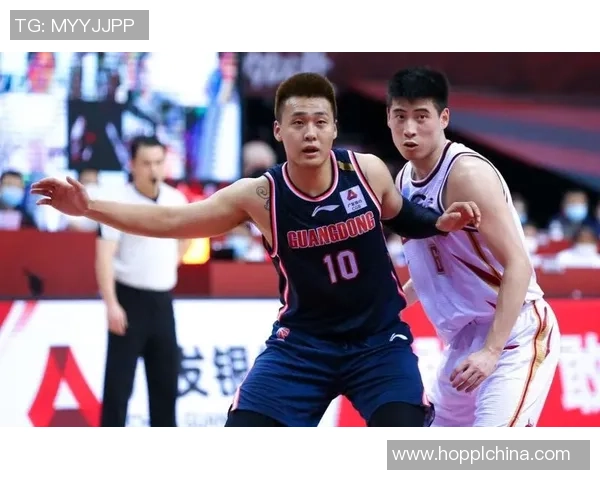 深圳篮球队以83分领跑邀请赛积分榜展现强大实力与团队合作精神